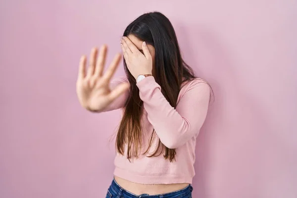 Young Brunette Woman Standing Pink Background Covering Eyes Hands Doing — Foto Stock