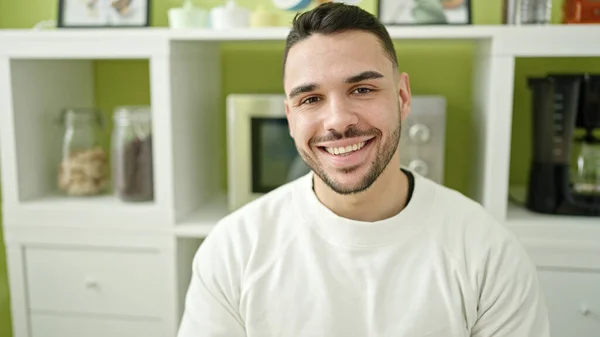 Jonge Spaanse Man Glimlacht Vol Vertrouwen Zittend Tafel Eetkamer — Stockfoto