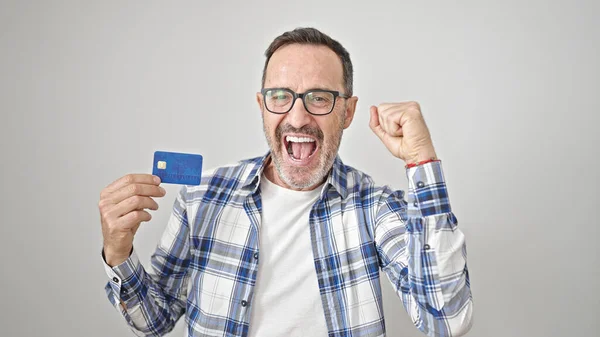 Medelålders Man Som Innehar Kreditkort Med Vinnare Uttryck Över Isolerad — Stockfoto