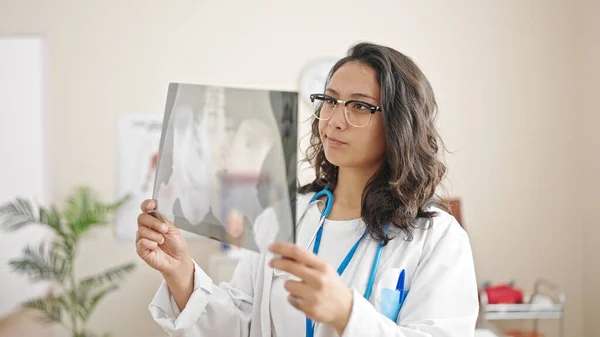 Νεαρή Όμορφη Ισπανίδα Γιατρός Που Κοιτάζει Ακτινογραφία Στην Κλινική — Φωτογραφία Αρχείου