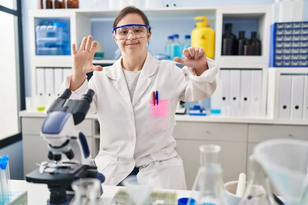 Sendromlu Spanyol Kız Bilim Adamı Laboratuarında Çalışıyor Altıncı Parmaklarını Gösterip — Stok fotoğraf