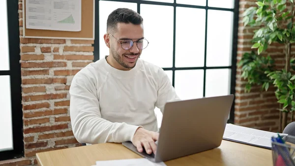 Young Hispanic Man Business Worker Using Laptop Working Office — Stock Fotó