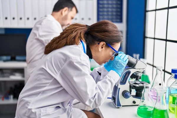 Scientifiques Âge Moyen Femmes Utilisant Microscope Travaillant Laboratoire — Photo