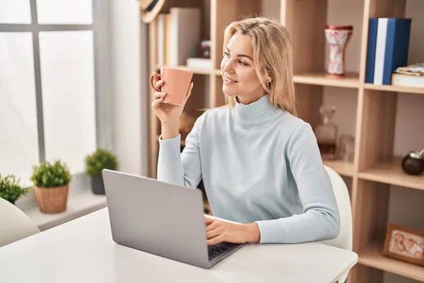 Junge Blonde Frau Benutzt Laptop Und Trinkt Kaffee Hause Auf — Stockfoto