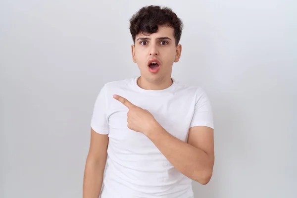 Jonge Niet Binaire Man Draagt Casual Wit Shirt Verrast Wijzend — Stockfoto