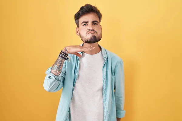 Young Hispanic Man Tattoos Standing Yellow Background Cutting Throat Hand — 스톡 사진