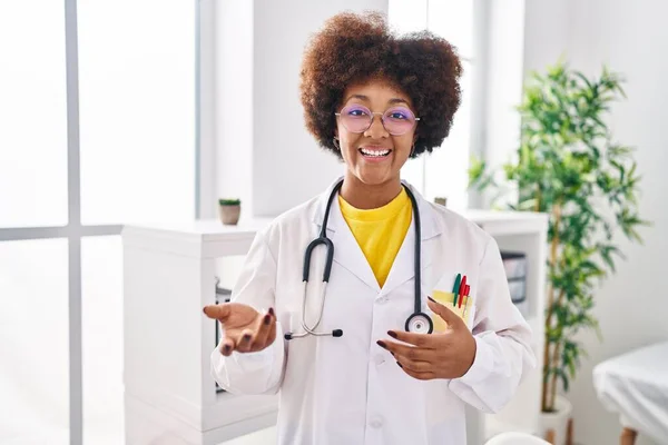 Afrikansk Amerikansk Kvinna Läkaruniform Talar Kliniken — Stockfoto