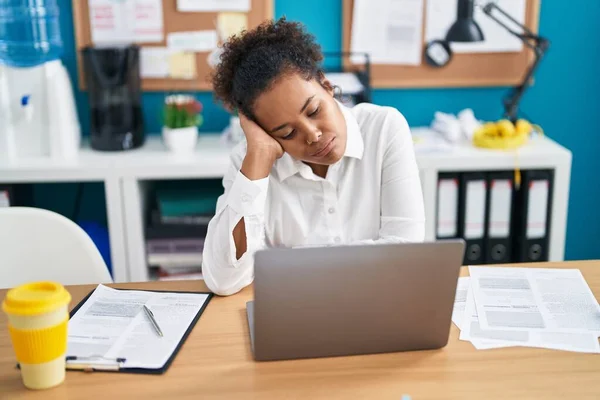 アフリカ系アメリカ人女性ビジネスワーカーがオフィスでノートパソコンを使うことを強調 — ストック写真