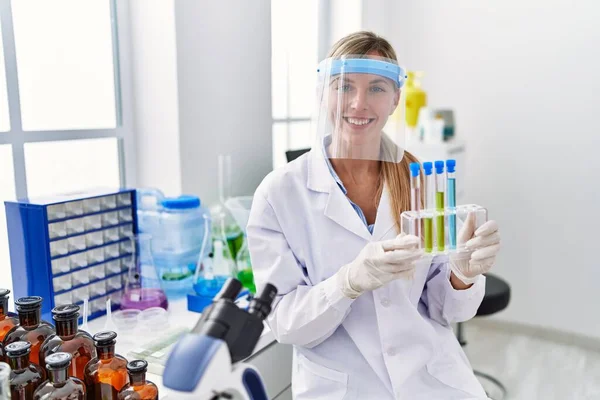 Mulher Bonita Trabalhando Laboratório Cientista Olhando Positivo Feliz Sorrindo Com — Fotografia de Stock