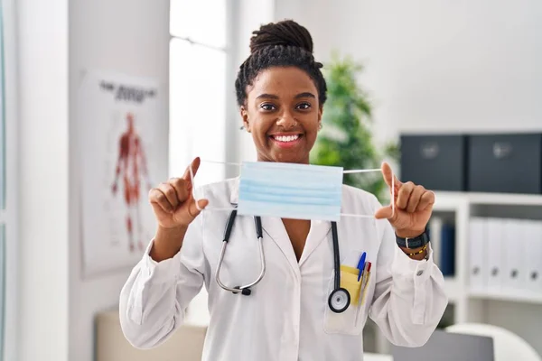 Jonge Afro Amerikaanse Met Vlechten Doktersuniform Met Veiligheidsmasker Glimlachend Met — Stockfoto