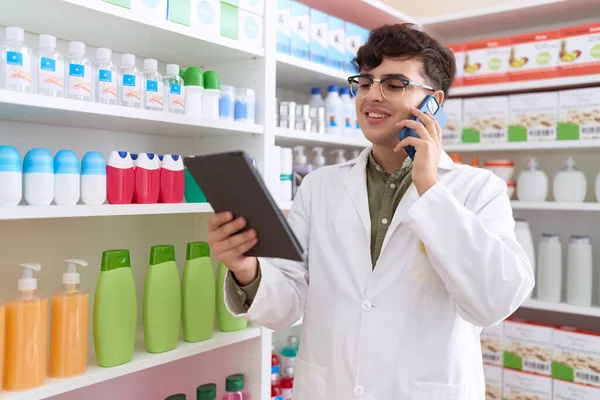 Non Binary Man Pharmacist Using Touchpad Talking Smartphone Pharmacy — Foto Stock