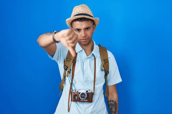 ブラジルの若者はヴィンテージカメラを持ち 親指を押し下げて拒絶反応と否定を示すことに不満と怒りを感じている 悪い表現 — ストック写真