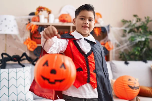 Förtjusande Latinamerikansk Pojke Halloween Kostym Med Pumpa Korg Hemma — Stockfoto