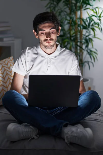 Jovem Hispânico Usando Laptop Casa Noite Deprimido Preocupar Com Angústia — Fotografia de Stock