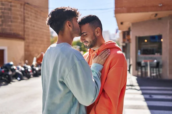 两个男人站在大街上互相拥抱 — 图库照片