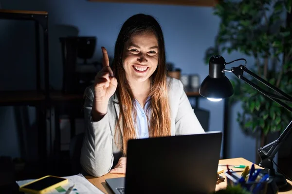 Joven Morena Trabajando Oficina Por Noche Mostrando Señalando Con Dedo —  Fotos de Stock