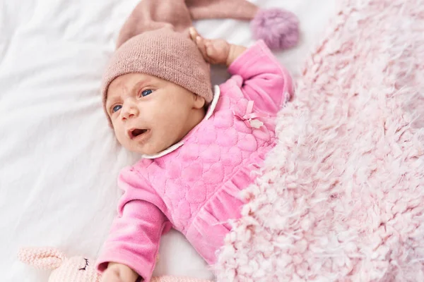 Adorável Bebê Hispânico Deitado Cama Com Brinquedo Quarto — Fotografia de Stock