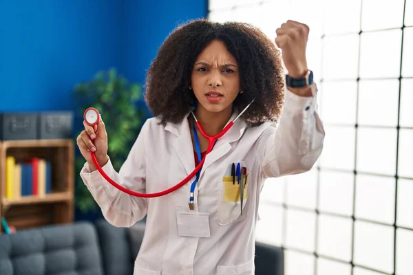 Junge Afrikanisch Amerikanische Ärztin Arztuniform Und Stethoskop Genervt Und Frustriert — Stockfoto