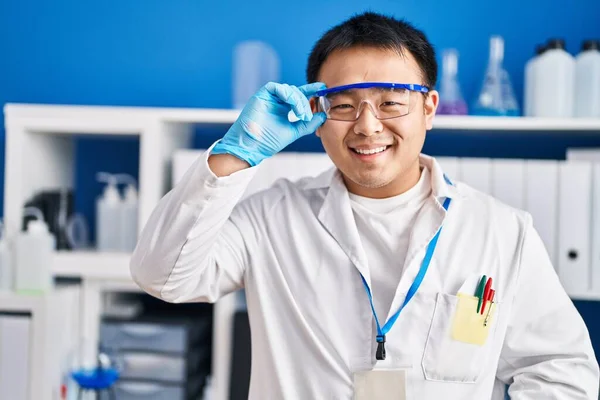 Ung Kinesisk Man Bär Vetenskapsman Uniform Stående Laboratoriet — Stockfoto