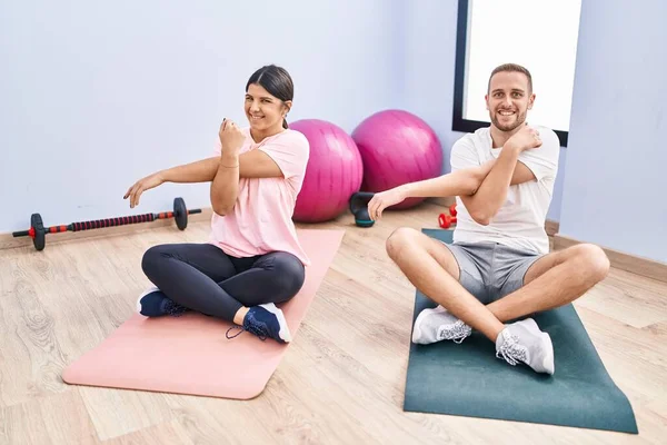 Man Woman Couple Smiling Confident Stretching Sport Center — Stockfoto