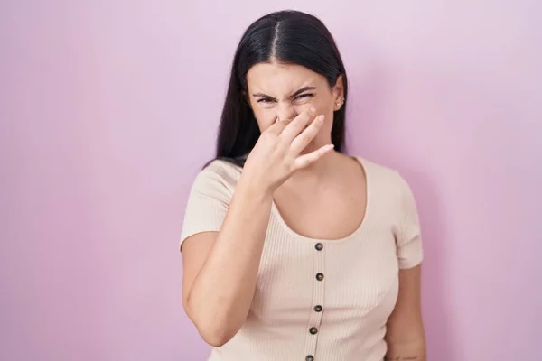 Young Hispanic Woman Standing Pink Background Smelling Something Stinky Disgusting — Stock Photo, Image