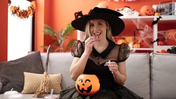 Joven Rubia Teniendo Fiesta Halloween Comiendo Dulces Dulces Casa — Foto de Stock