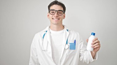 Genç İspanyol doktor ilaç şişesini izole edilmiş beyaz arka planda tutuyor.