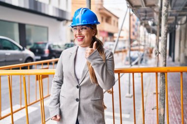 Genç ve güzel İspanyol mimar. Kendine güvenen. Sokakta iyi bir jest yapıyor.