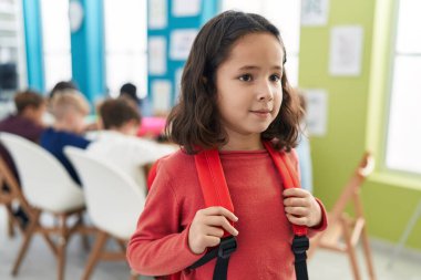 Sınıfta duran sevimli İspanyol kız öğrenci.