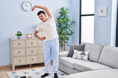 İkili oynamayan genç adam gülümseyerek eve dönüyor.