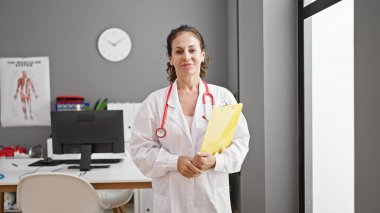 Orta yaşlı İspanyol doktor. Klinikte kendine güvenen bir doktor.