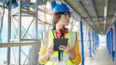 Sokakta dokunmatik ped kullanan genç, güzel İspanyol bir mimar.