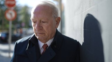 Son sınıf öğrencisi ciddi bir ifade takınıyor.