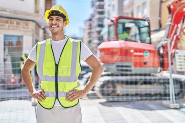 Genç İspanyol mimar parkta kendine güvenerek gülümsüyor.