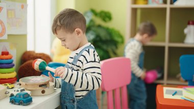 Anaokulunda maraca oynayan sevimli çocuklar.