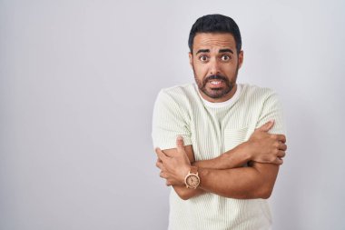 Sakallı İspanyol bir adam kışın soğuktan titriyor ve donuyor. Yüzünde üzgün ve şok ifadesi var. 