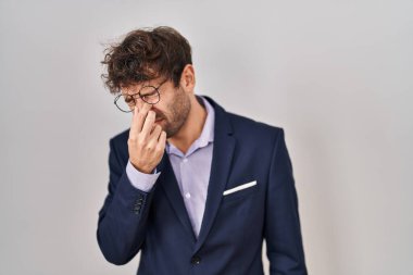 İspanyol iş adamı gözlük takmaktan yoruldu burnu ve gözleri ovuşturmaktan yoruldu yorgunluk ve baş ağrısı hissediyor. Stres ve hüsran kavramı. 