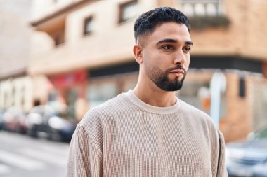 Sokakta duran rahat yüzlü genç Arap adam.