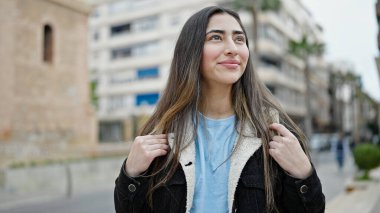 Sokakta kendine gülen güzel İspanyol bir kız öğrenci.