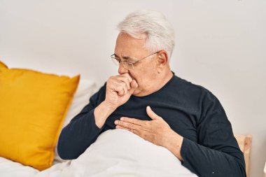 Son sınıf öğrencisi yatakta öksürüyor.