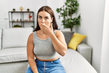 Genç ve güzel İspanyol kadın evdeki kanepede oturan sağırlarla iletişim kuruyor.