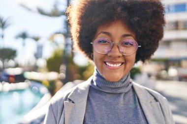 Sokakta kendine güvenen Afrikalı Amerikalı kadın yönetici.