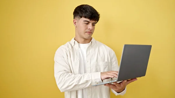 Молодой Латиноамериканец Использует Ноутбук Изолированном Желтом Фоне — стоковое фото