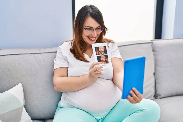비디오 전화를 임신부 가집에서 돌보고 — 스톡 사진