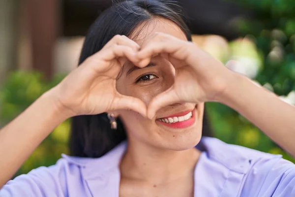 Jong Mooi Latino Vrouw Glimlachen Zelfverzekerd Doen Hart Gebaar Met — Stockfoto