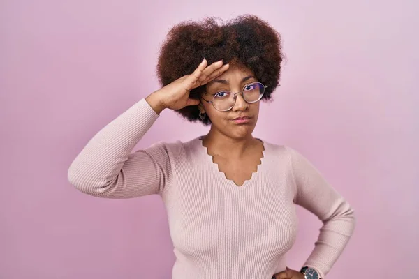 Genç Afro Amerikalı Kadın Pembe Arka Planda Duruyor Alnındaki Bir — Stok fotoğraf