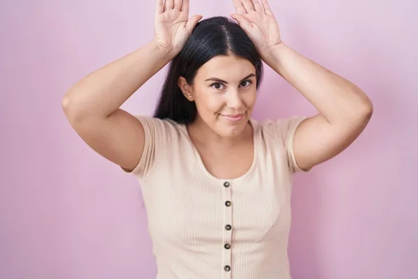 Young Hispanic Woman Standing Pink Background Doing Bunny Ears Gesture — 스톡 사진