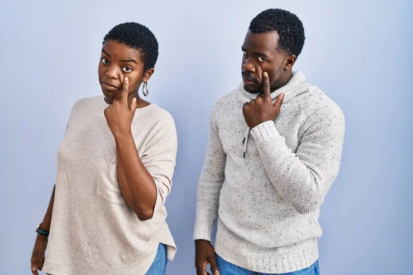 Mladý Africký Americký Pár Stojící Nad Modrým Pozadím Společně Ukazuje — Stock fotografie