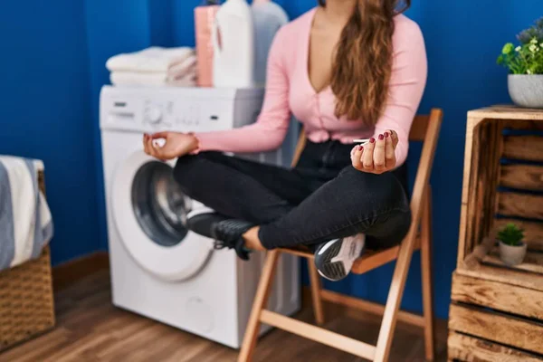 Young Beautiful Hispanic Woman Doing Yoga Exercise Waiting Washing Machine — 图库照片