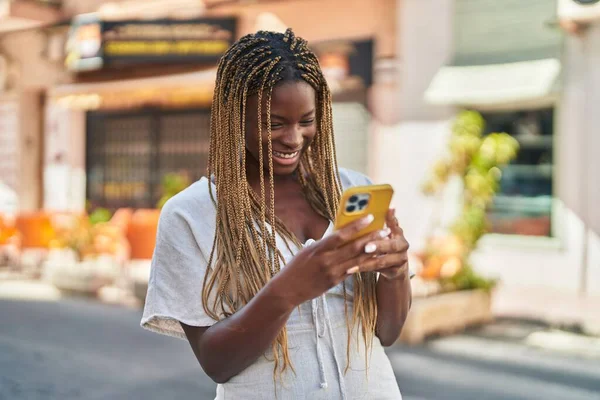 Afrikansk Amerikansk Kvinna Ler Säker Med Hjälp Smartphone Gatan — Stockfoto